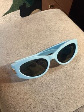 GUCCI
Blue Cat-Eye Sunglasses